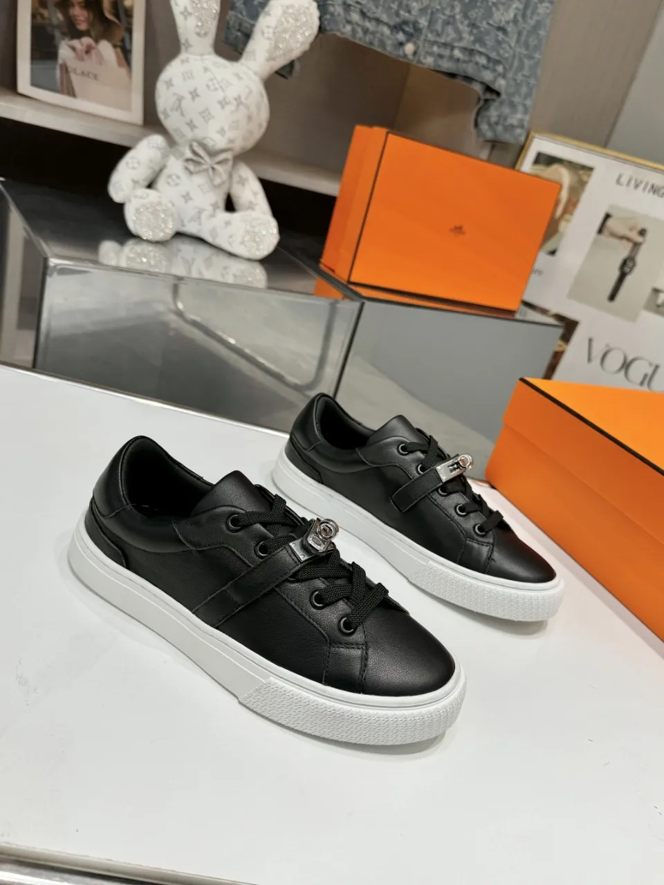 Men's Men's Shoes💰620❤️❤️❤️HERMES 2021 latest Kelly buckle white sneakers are online! The highest version on the market! Purchasing level quality! The H family rarely produces flat casual shoes, and they are styled with classic palladium-plated Kelly shoe buckles! Create a fashionable urban look that perfectly embodies the noble and elegant style of Hermès! Material selection: Fabric imported cowhide, lining + foot pads imported sheepskin, original molded TPU outsole, heavy gold molded kelly buckle full of texture Size: Female: 35-41 (41 is not returnable) Male: 39-45 (45 is not returnable)
